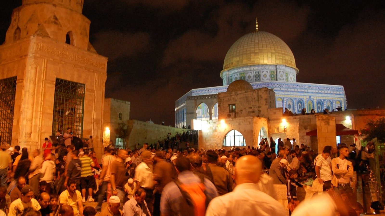 Taraweeh prayers at Al-Aqsa draw huge congregations of the Muslim faithful (Photo: M Asser) Taraweeh prayers at Al-Aqsa draw huge congregations of the Muslim faithful (Photo: M Asser)
